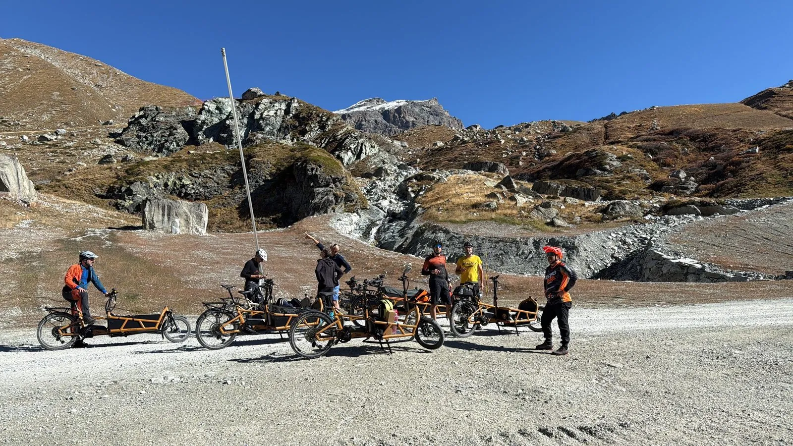 BigaAdventure 2025, Cervinia — sosta del gruppo su sterrato
