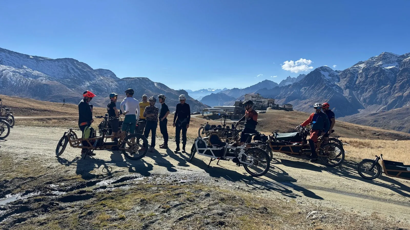 Il gruppo BigaAdventure in cargo bike con panorama sulle Alpi