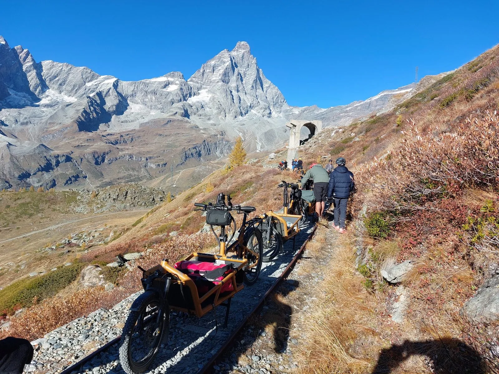 BigaAdventure 2025, Cervinia — il gruppo in salita sotto il Cervino