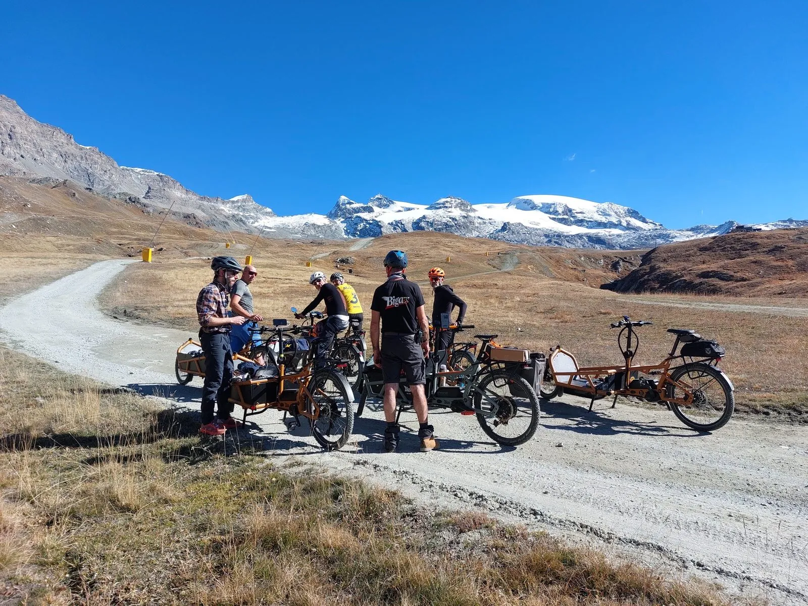BigaAdventure 2025, Cervinia — sosta su strada bianca con il ghiacciaio