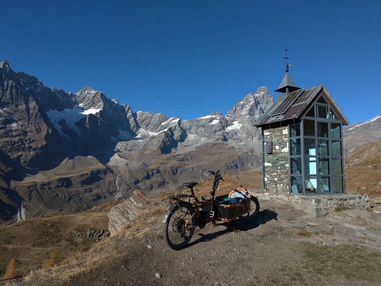 BigaAdventure 2025, Cervinia — cargo bike davanti alla cappella di vetro