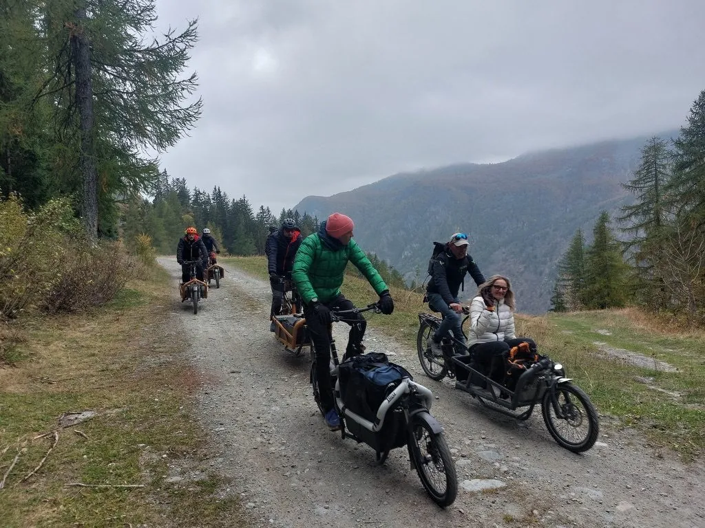 BigaAdventure 2025, Cervinia — il gruppo in cargo bike su sterrato in autunno