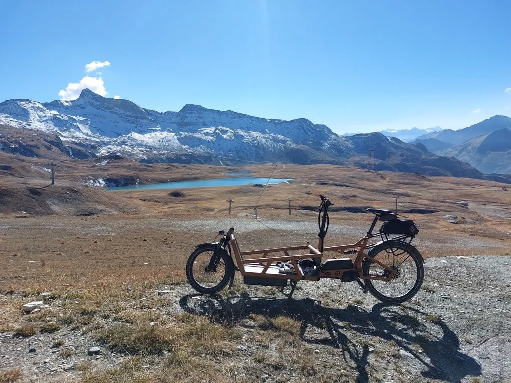 BigaAdventure 2025, Cervinia — cargo bike carica sull'altopiano con i laghi sullo sfondo