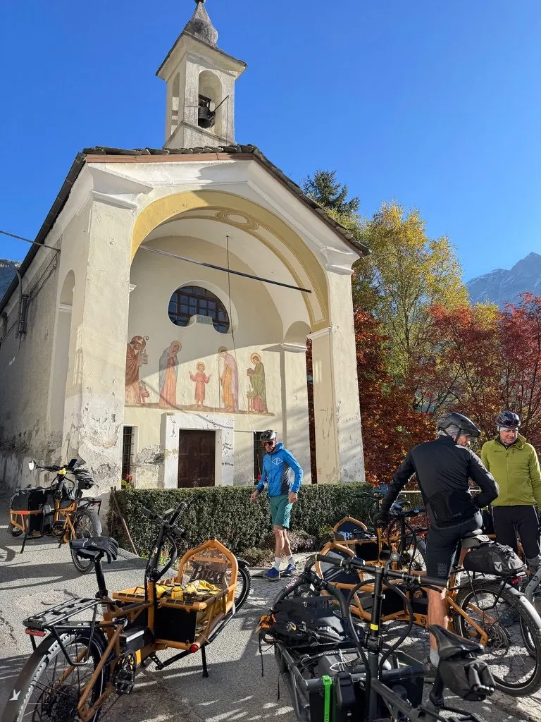 BigaAdventure 2025, Cervinia — cargo bike davanti alla cappella affrescata