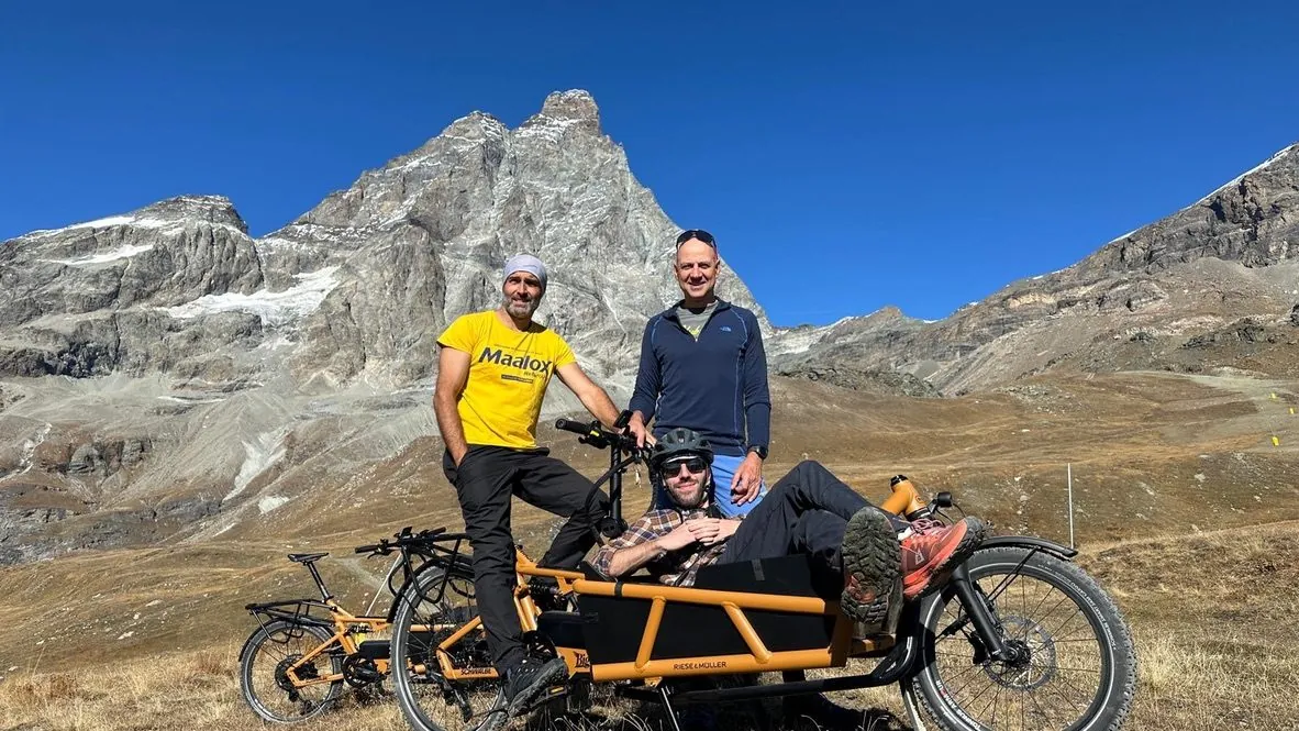BigaAdventure 2025, Cervinia — due biker sulla cargo bike sotto il Cervino